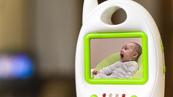 baby responds on screen a baby monitor